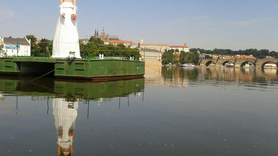Vtipálek nevěstu svlékl do půli těla.